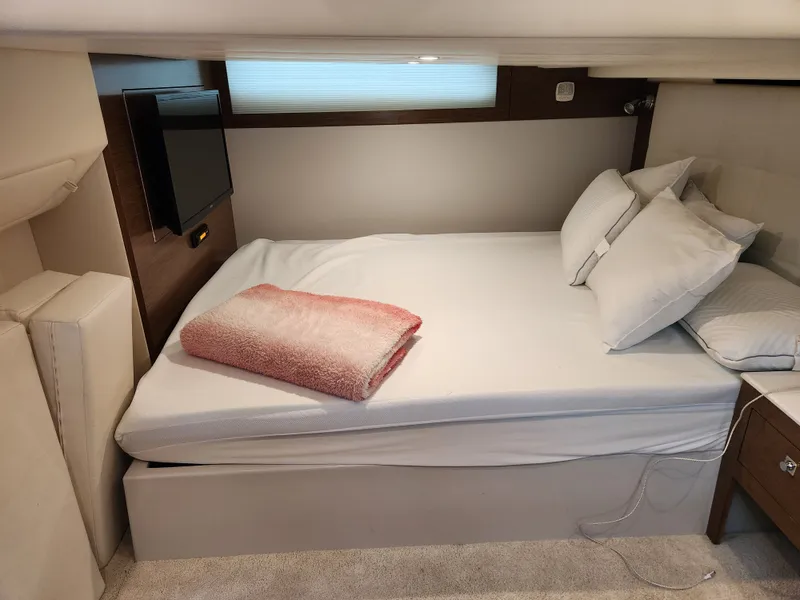 Slide: The Image of Cruisers 390 EXPRESS COUPE 2018 - 31