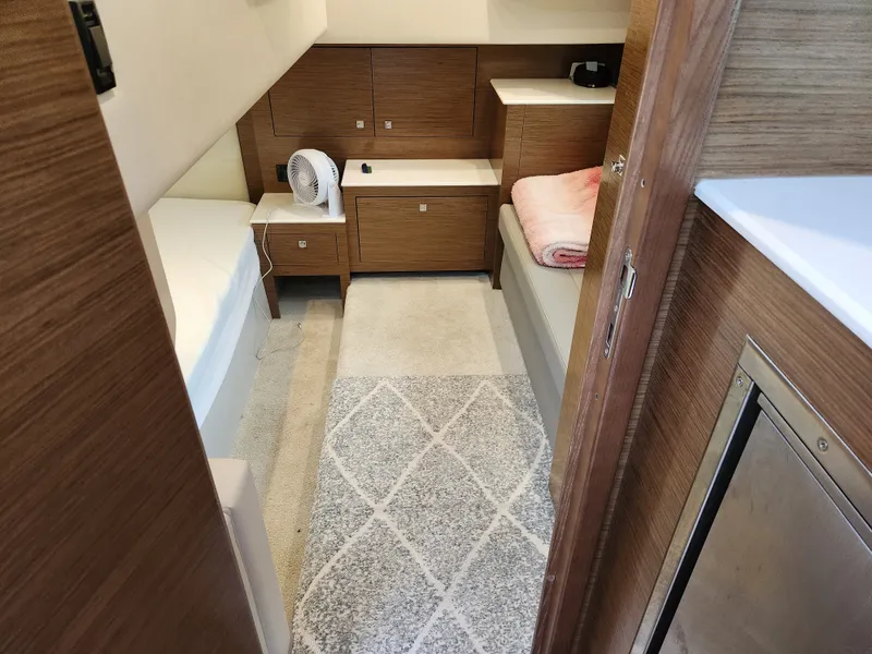 Slide: The Image of Cruisers 390 EXPRESS COUPE 2018 - 29