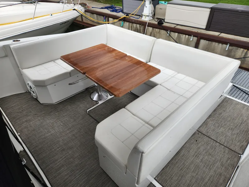 Slide: The Image of Cruisers 390 EXPRESS COUPE 2018 - 15