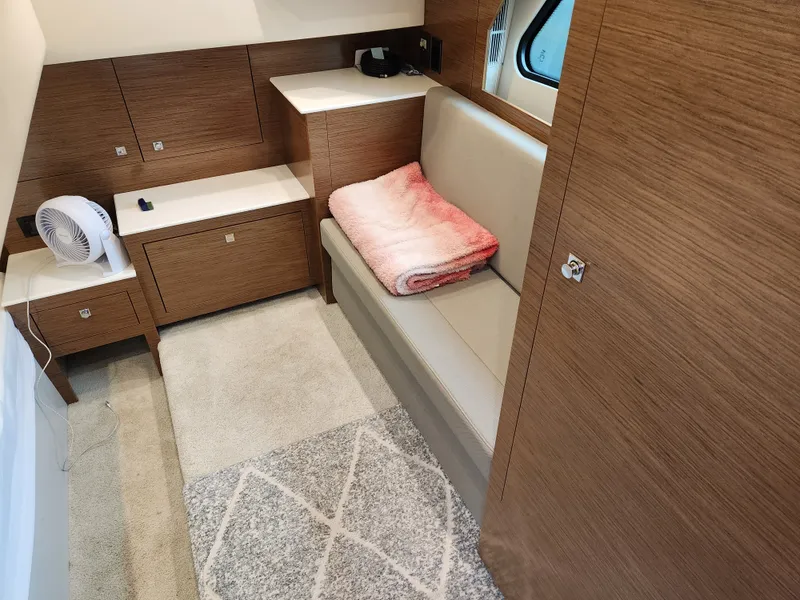 Slide: The Image of Cruisers 390 EXPRESS COUPE 2018 - 30