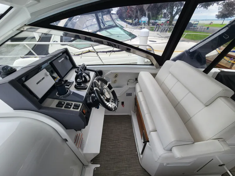 Slide: The Image of Cruisers 390 EXPRESS COUPE 2018 - 23