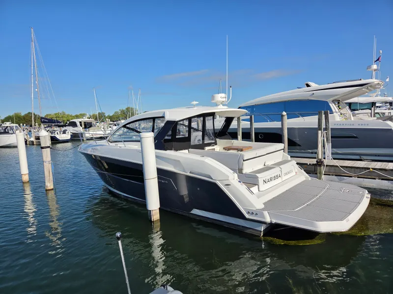 Slide: The Image of Cruisers 390 EXPRESS COUPE 2018 - 1