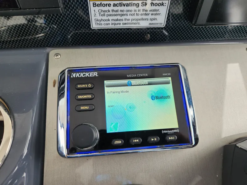 Slide: The Image of Cruisers 390 EXPRESS COUPE 2018 - 24