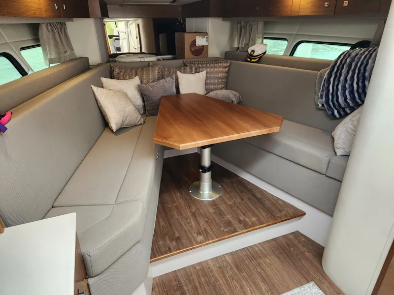 Slide: The Image of Cruisers 390 EXPRESS COUPE 2018 - 27