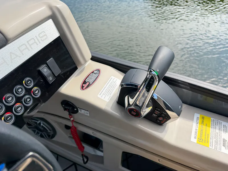 Slide: The Image of Harris Grand Mariner 250 2027 - 15