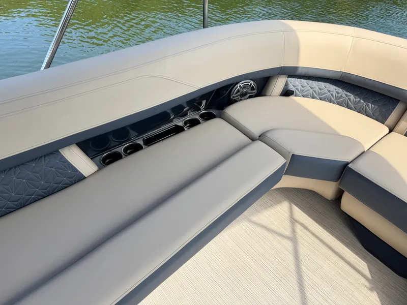 Slide: The Image of Harris Grand Mariner 250 2027 - 8