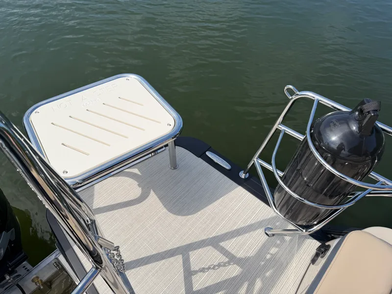 Slide: The Image of Harris Grand Mariner 250 2027 - 24
