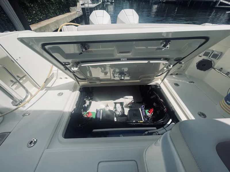 Slide: The Image of Boston Whaler 320 VANTAGE 2022 - 32
