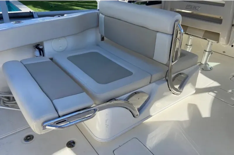 Slide: The Image of Boston Whaler 320 VANTAGE 2022 - 12