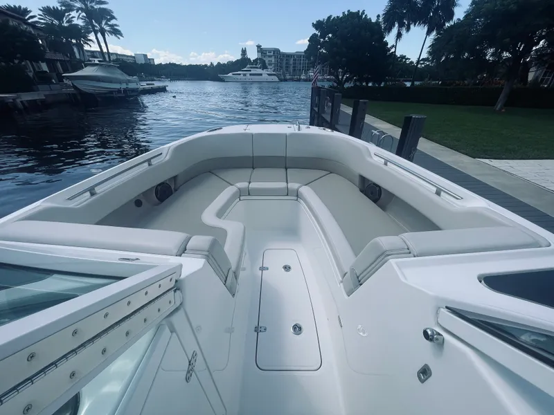 Slide: The Image of Boston Whaler 320 VANTAGE 2022 - 10