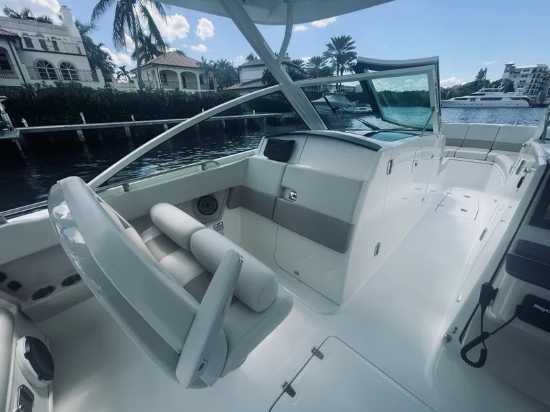 Slide: The Image of Boston Whaler 320 VANTAGE 2022 - 28