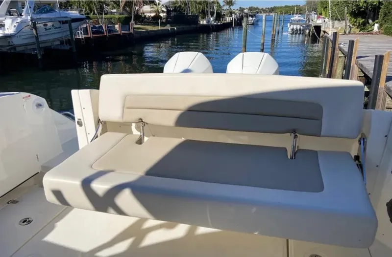 Slide: The Image of Boston Whaler 320 VANTAGE 2022 - 5