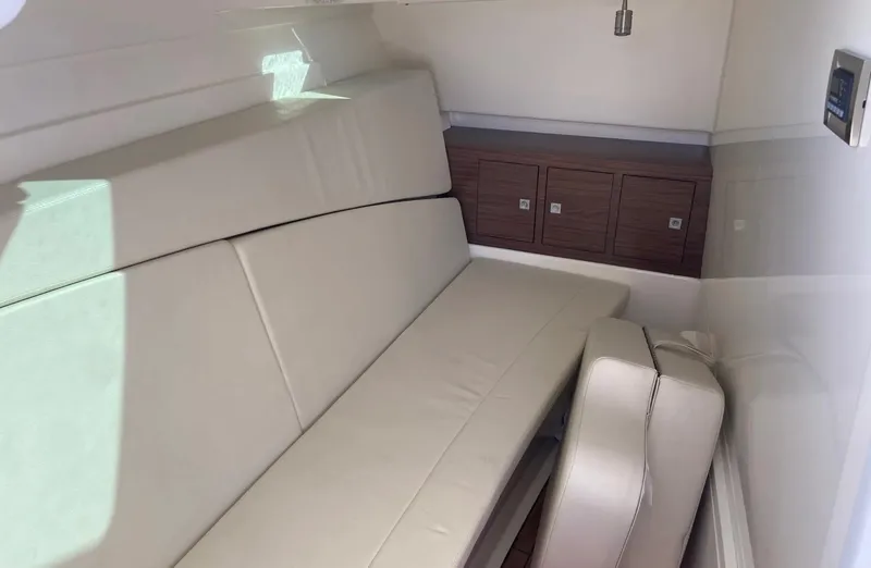Slide: The Image of Boston Whaler 320 VANTAGE 2022 - 16