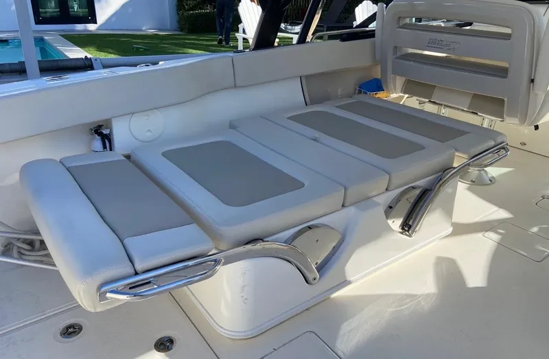 Slide: The Image of Boston Whaler 320 VANTAGE 2022 - 13