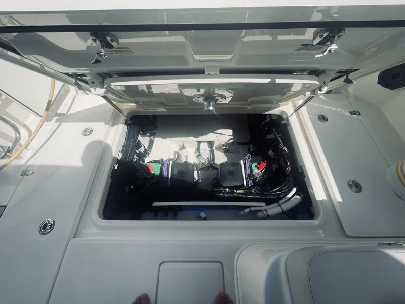Slide: The Image of Boston Whaler 320 VANTAGE 2022 - 31
