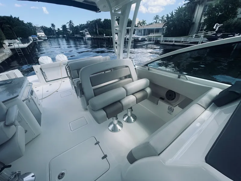 Slide: The Image of Boston Whaler 320 VANTAGE 2022 - 15
