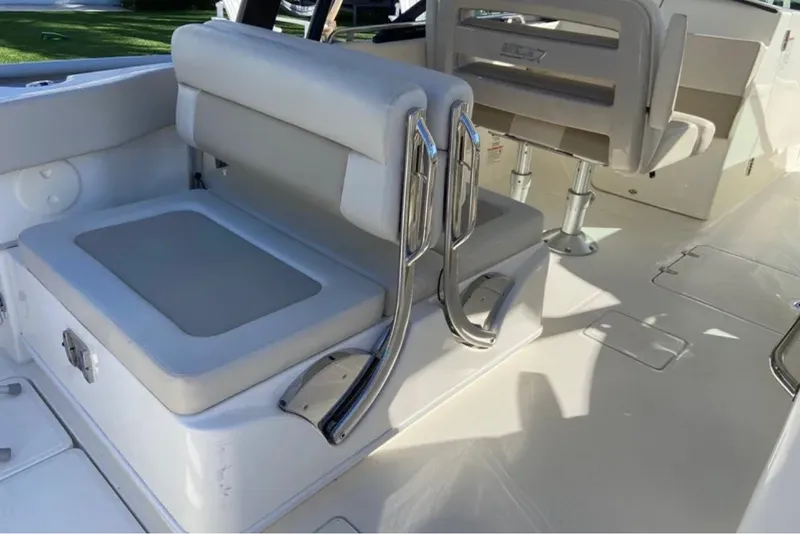 Slide: The Image of Boston Whaler 320 VANTAGE 2022 - 11