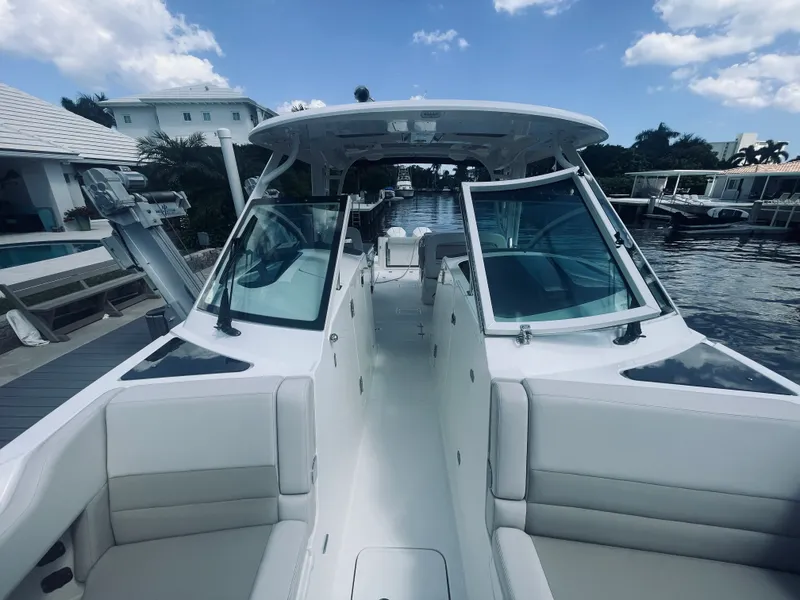 Slide: The Image of Boston Whaler 320 VANTAGE 2022 - 14