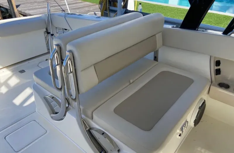 Slide: The Image of Boston Whaler 320 VANTAGE 2022 - 10