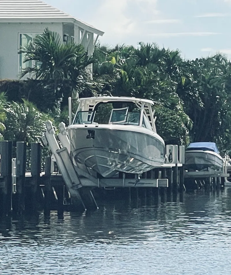 Slide: The Image of Boston Whaler 320 VANTAGE 2022 - 1