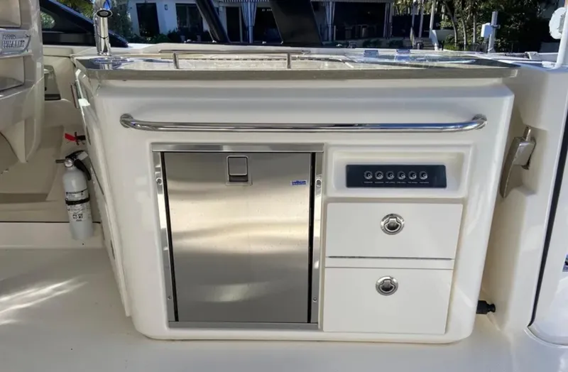 Slide: The Image of Boston Whaler 320 VANTAGE 2022 - 8