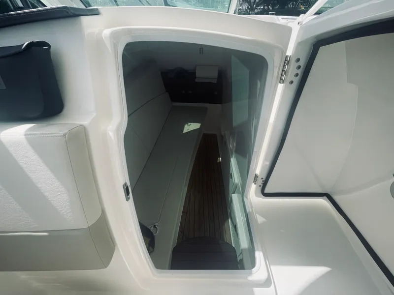 Slide: The Image of Boston Whaler 320 VANTAGE 2022 - 29