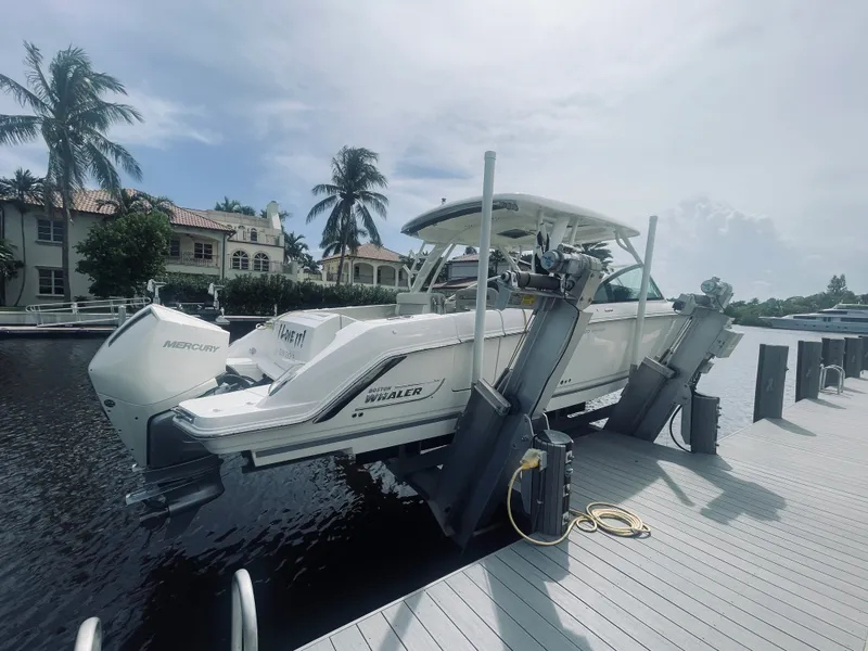 Slide: The Image of Boston Whaler 320 VANTAGE 2022 - 5
