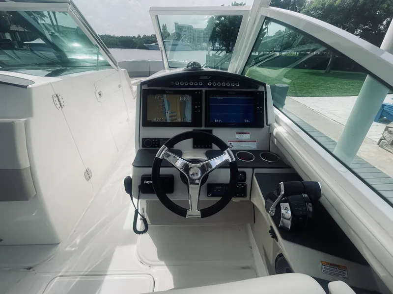 Slide: The Image of Boston Whaler 320 VANTAGE 2022 - 6