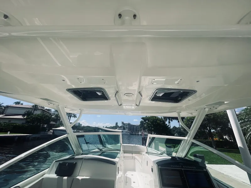 Slide: The Image of Boston Whaler 320 VANTAGE 2022 - 24