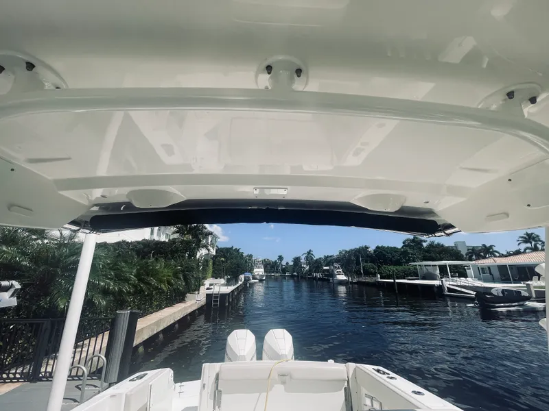 Slide: The Image of Boston Whaler 320 VANTAGE 2022 - 25