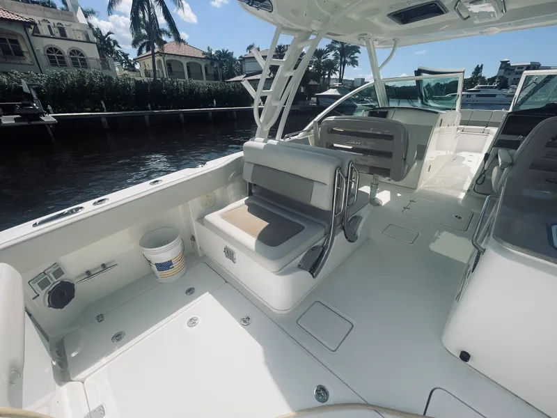 Slide: The Image of Boston Whaler 320 VANTAGE 2022 - 19
