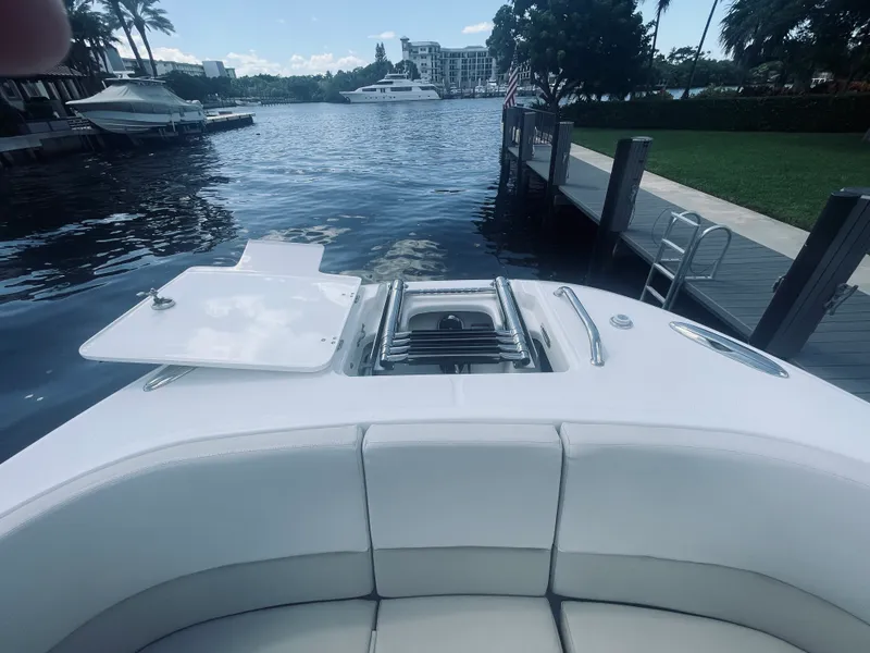 Slide: The Image of Boston Whaler 320 VANTAGE 2022 - 9