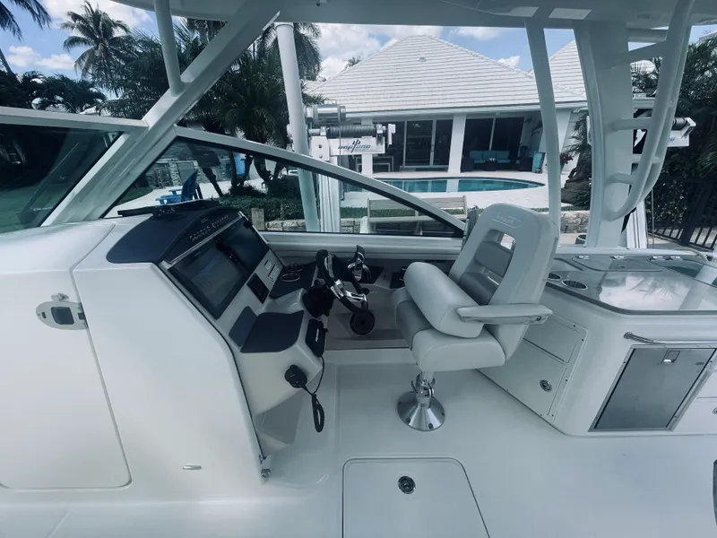 Slide: The Image of Boston Whaler 320 VANTAGE 2022 - 16