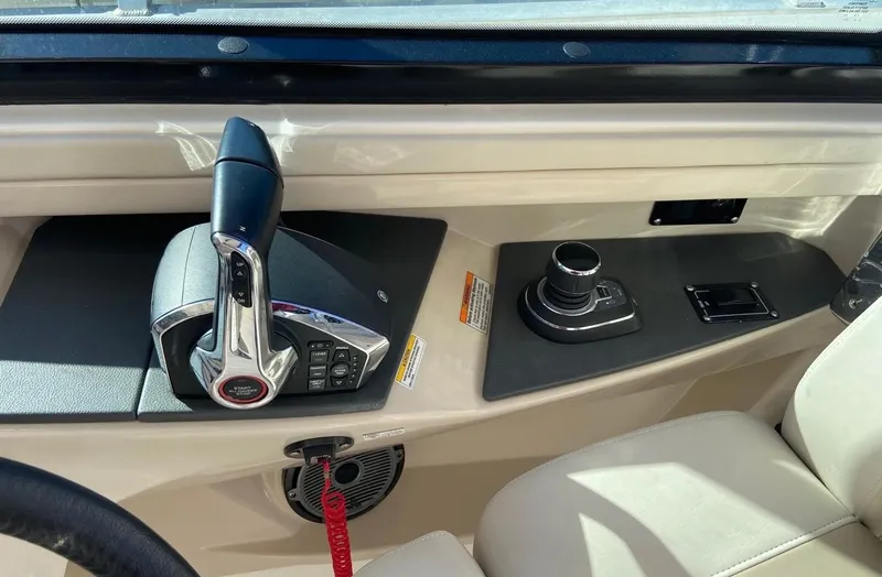 Slide: The Image of Boston Whaler 320 VANTAGE 2022 - 14