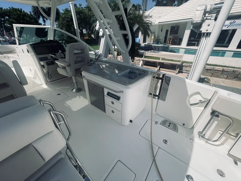 Slide: The Image of Boston Whaler 320 VANTAGE 2022 - 20
