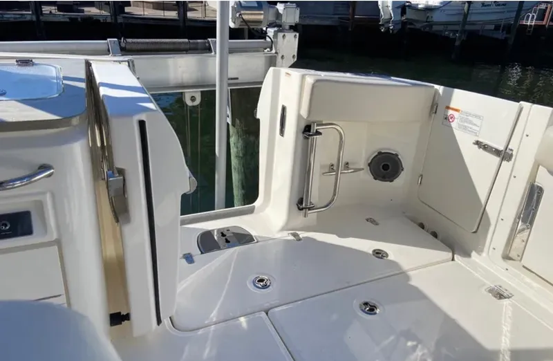 Slide: The Image of Boston Whaler 320 VANTAGE 2022 - 7