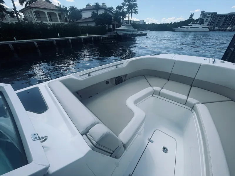 Slide: The Image of Boston Whaler 320 VANTAGE 2022 - 12