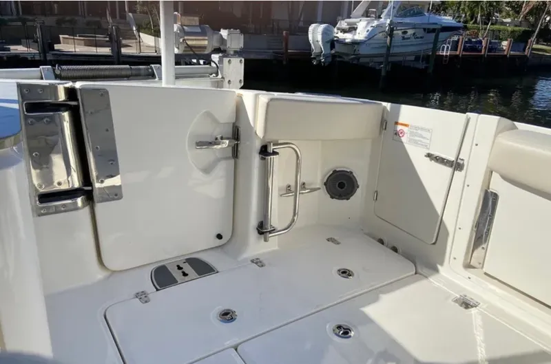 Slide: The Image of Boston Whaler 320 VANTAGE 2022 - 6