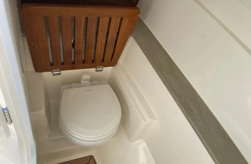 Slide: The Image of Boston Whaler 320 VANTAGE 2022 - 9