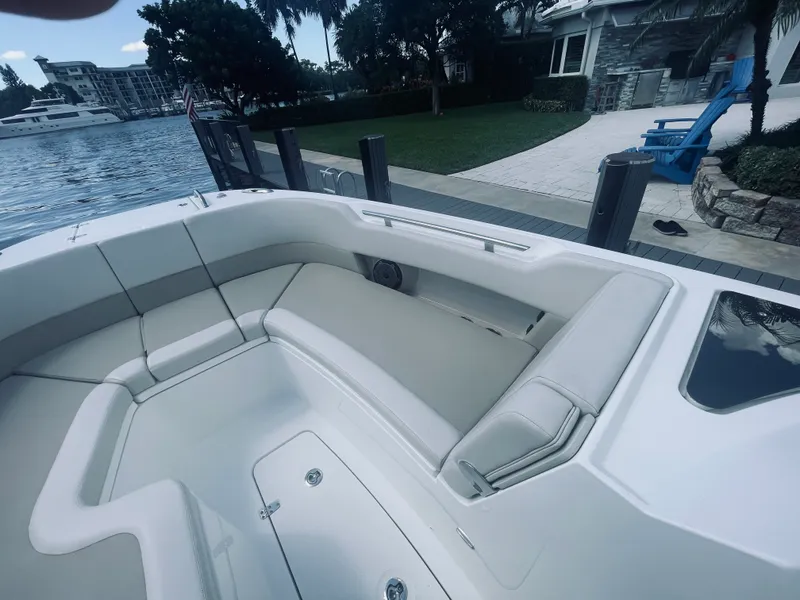 Slide: The Image of Boston Whaler 320 VANTAGE 2022 - 11
