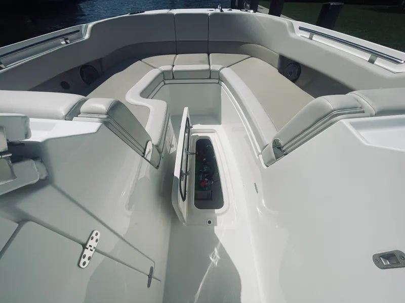 Slide: The Image of Boston Whaler 320 VANTAGE 2022 - 13