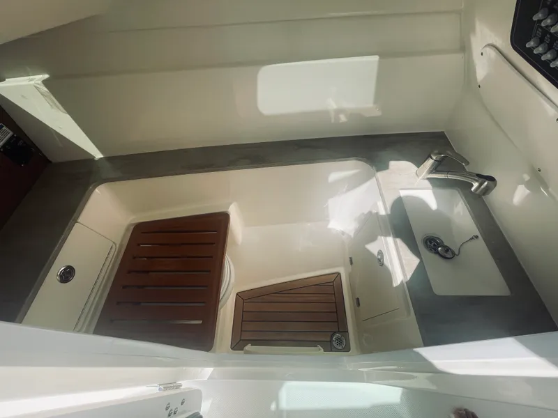 Slide: The Image of Boston Whaler 320 VANTAGE 2022 - 30