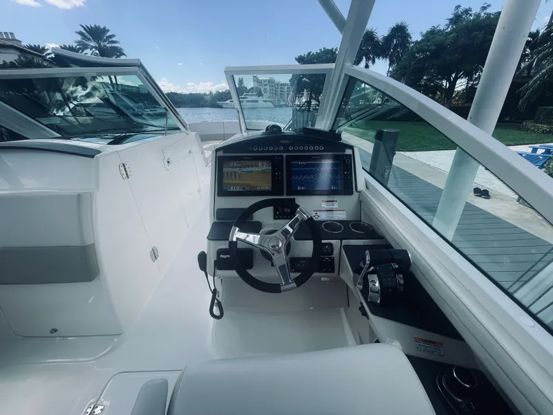 Slide: The Image of Boston Whaler 320 VANTAGE 2022 - 17
