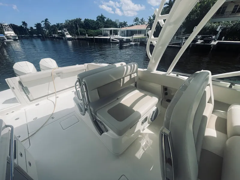 Slide: The Image of Boston Whaler 320 VANTAGE 2022 - 18