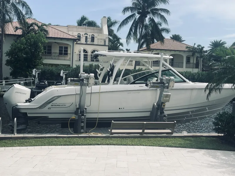 Slide: The Image of Boston Whaler 320 VANTAGE 2022 - 4