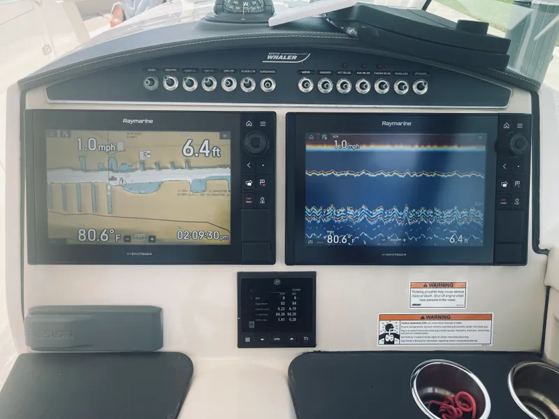 Slide: The Image of Boston Whaler 320 VANTAGE 2022 - 7