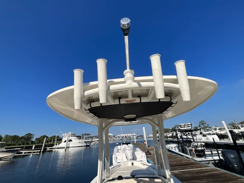 Slide: The Image of Boston Whaler 220 Dauntless 2027 - 25