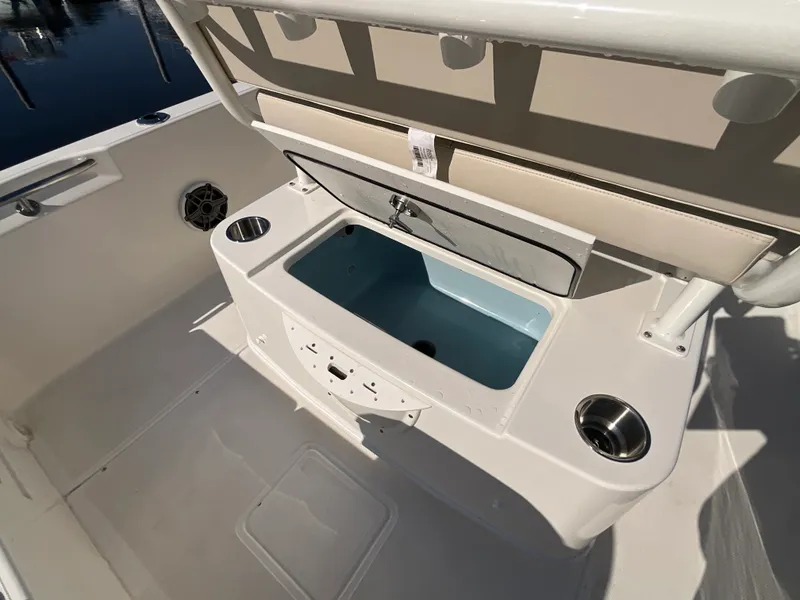 Slide: The Image of Boston Whaler 220 Dauntless 2027 - 22