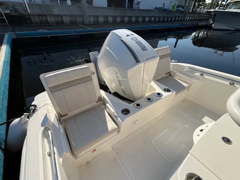 Slide: The Image of Boston Whaler 220 Dauntless 2027 - 8
