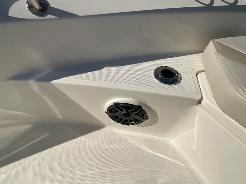 Slide: The Image of Boston Whaler 220 Dauntless 2027 - 19
